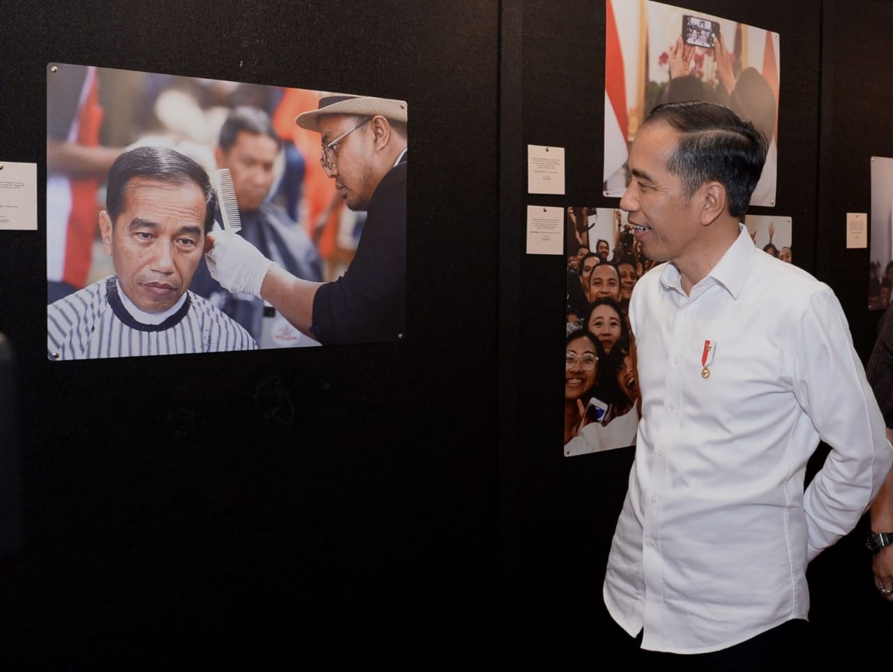 Jokowi di Antara Foto-foto Itu